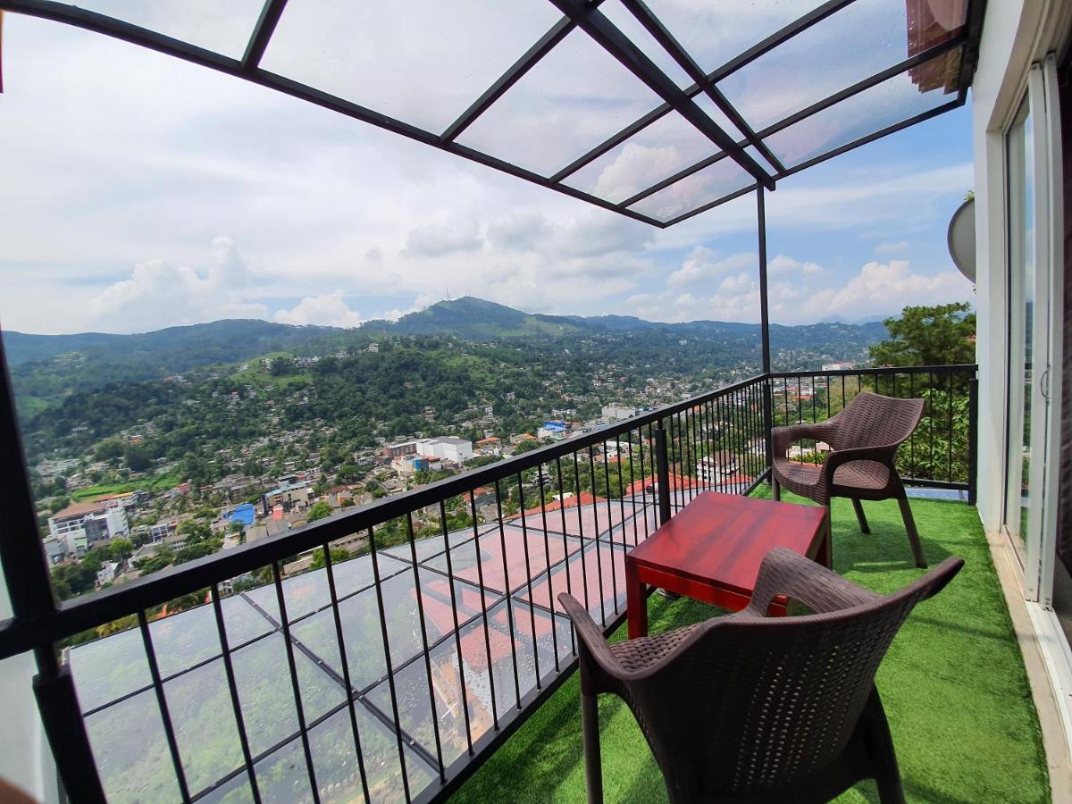 The Skydeck Kandy Bagian luar foto