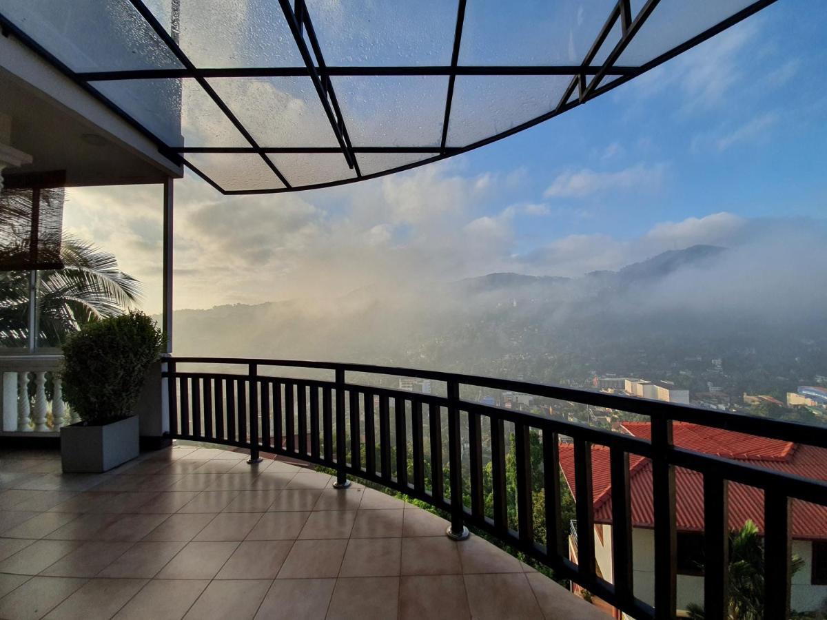 The Skydeck Kandy Bagian luar foto