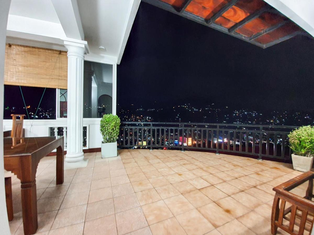 The Skydeck Kandy Bagian luar foto