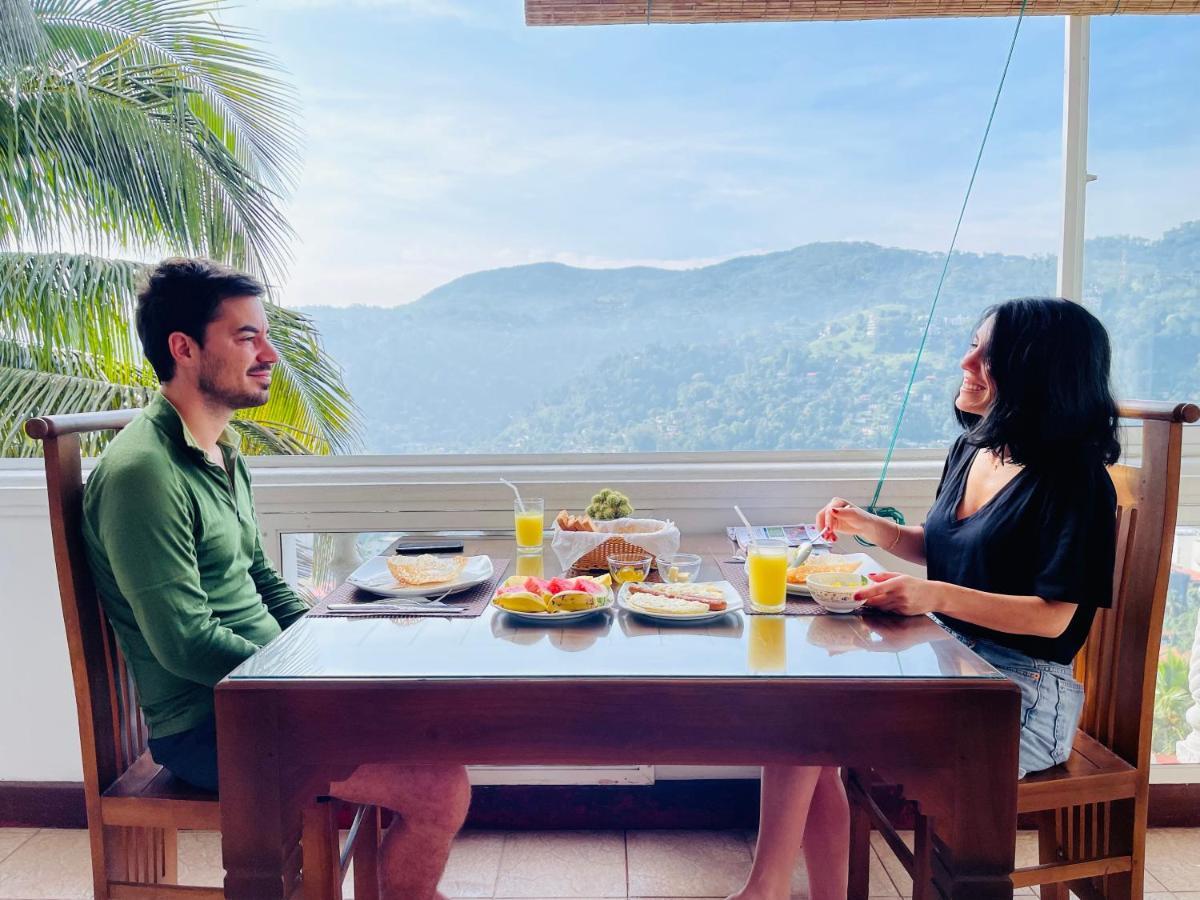 The Skydeck Kandy Bagian luar foto