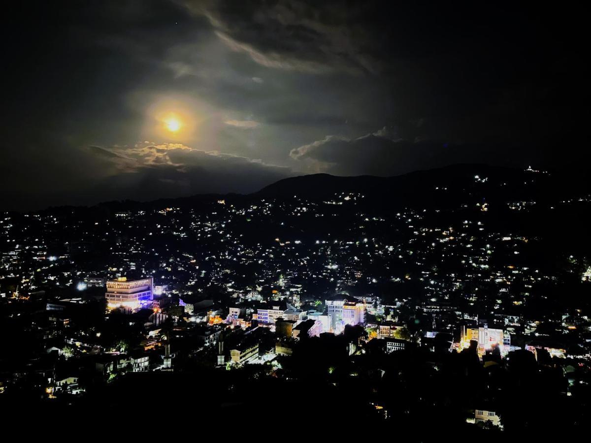 The Skydeck Kandy Bagian luar foto