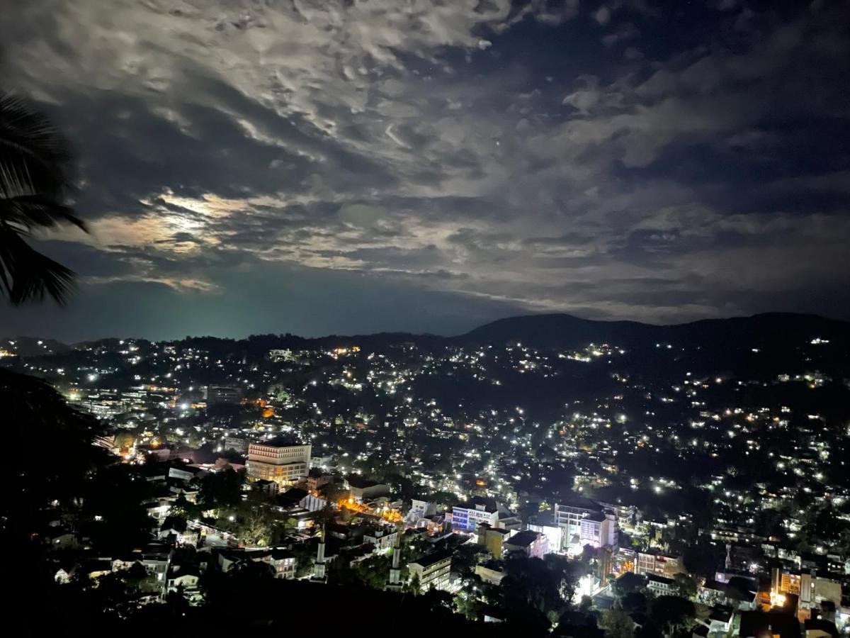 The Skydeck Kandy Bagian luar foto