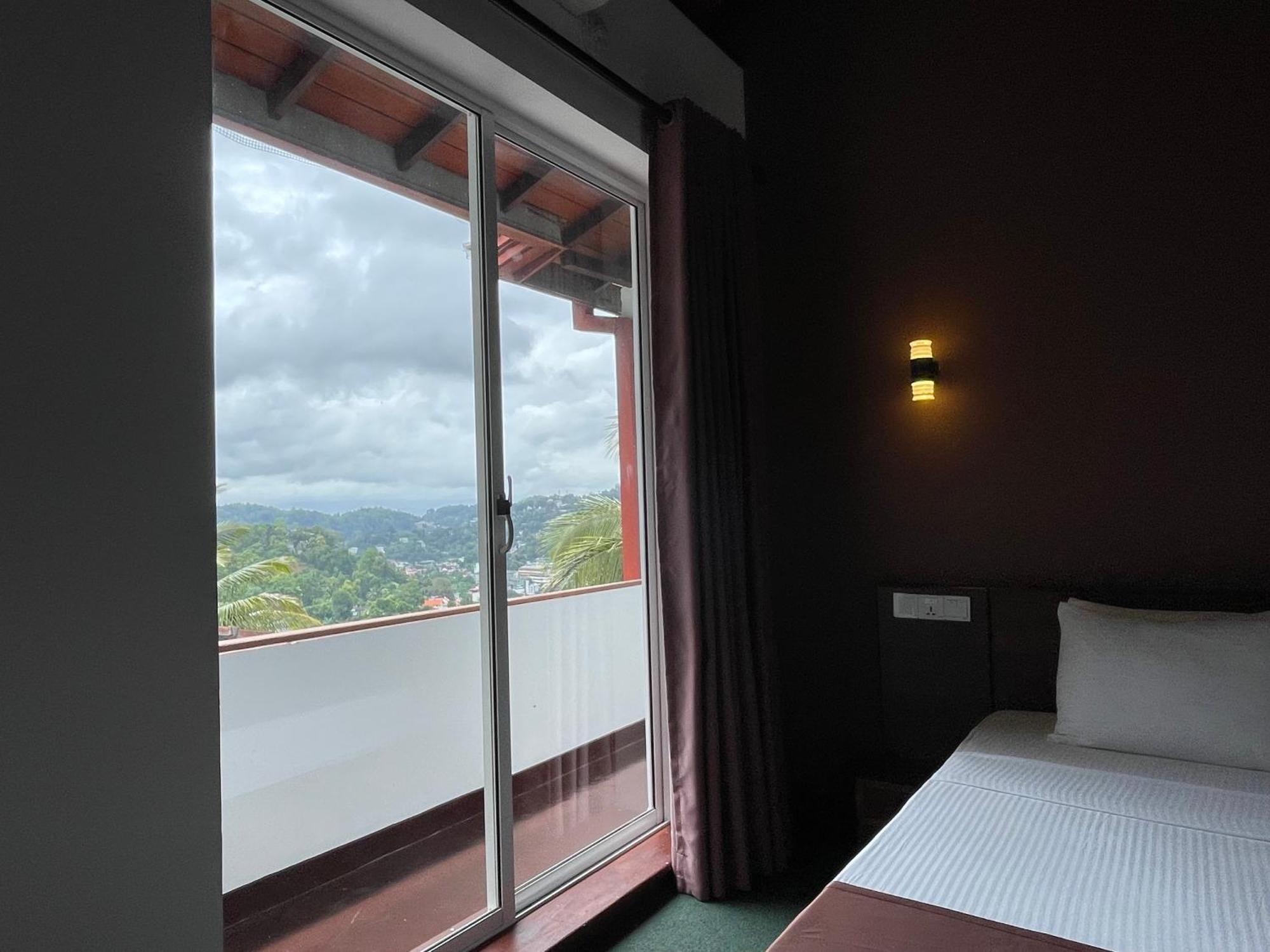 The Skydeck Kandy Bagian luar foto